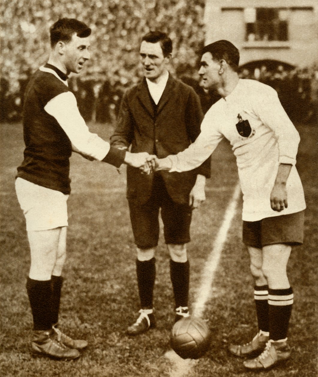 George Kay ja Joe Smith ennen alkua, FA Cupin finaali, Wembley Stadium, Lontoo, 1923, 1935. tekijältä Unbekannt