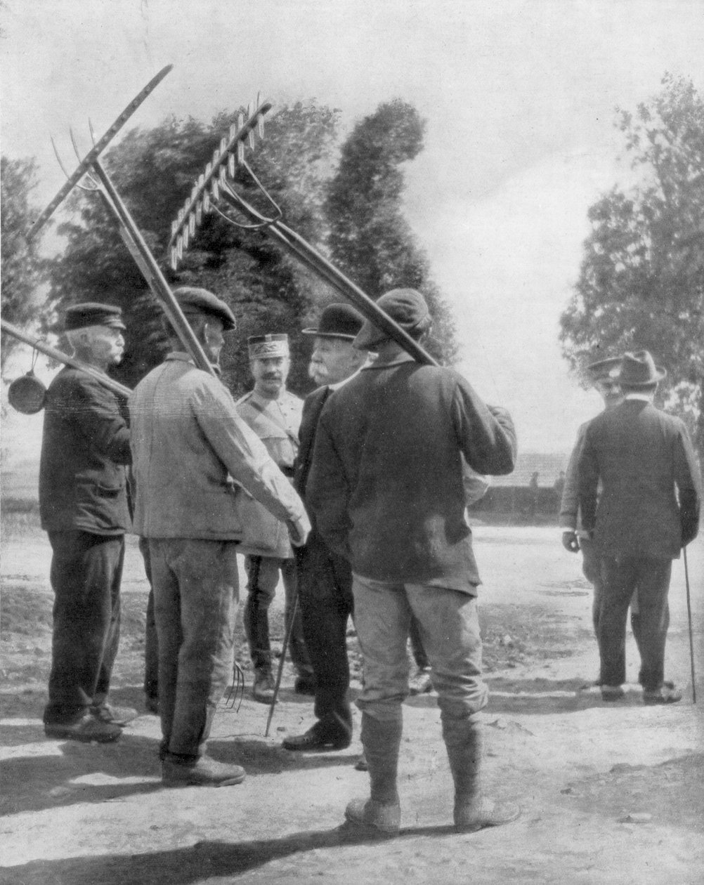 Georges Clemenceau keskustelee maanviljelijöiden kanssa lähellä rintamaa, Chemin des Dames, Ranska, 1918 tekijältä Unbekannt