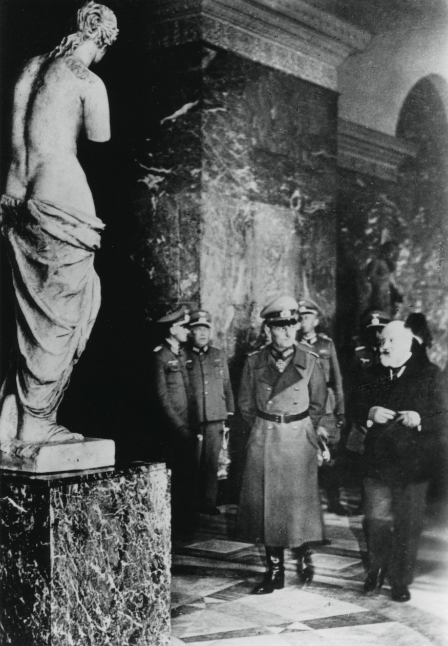 Saksan kenttämarsalkka von Rundstedt vierailemassa Louvressa, miehitetty Pariisi, lokakuu 1940 tekijältä Unbekannt