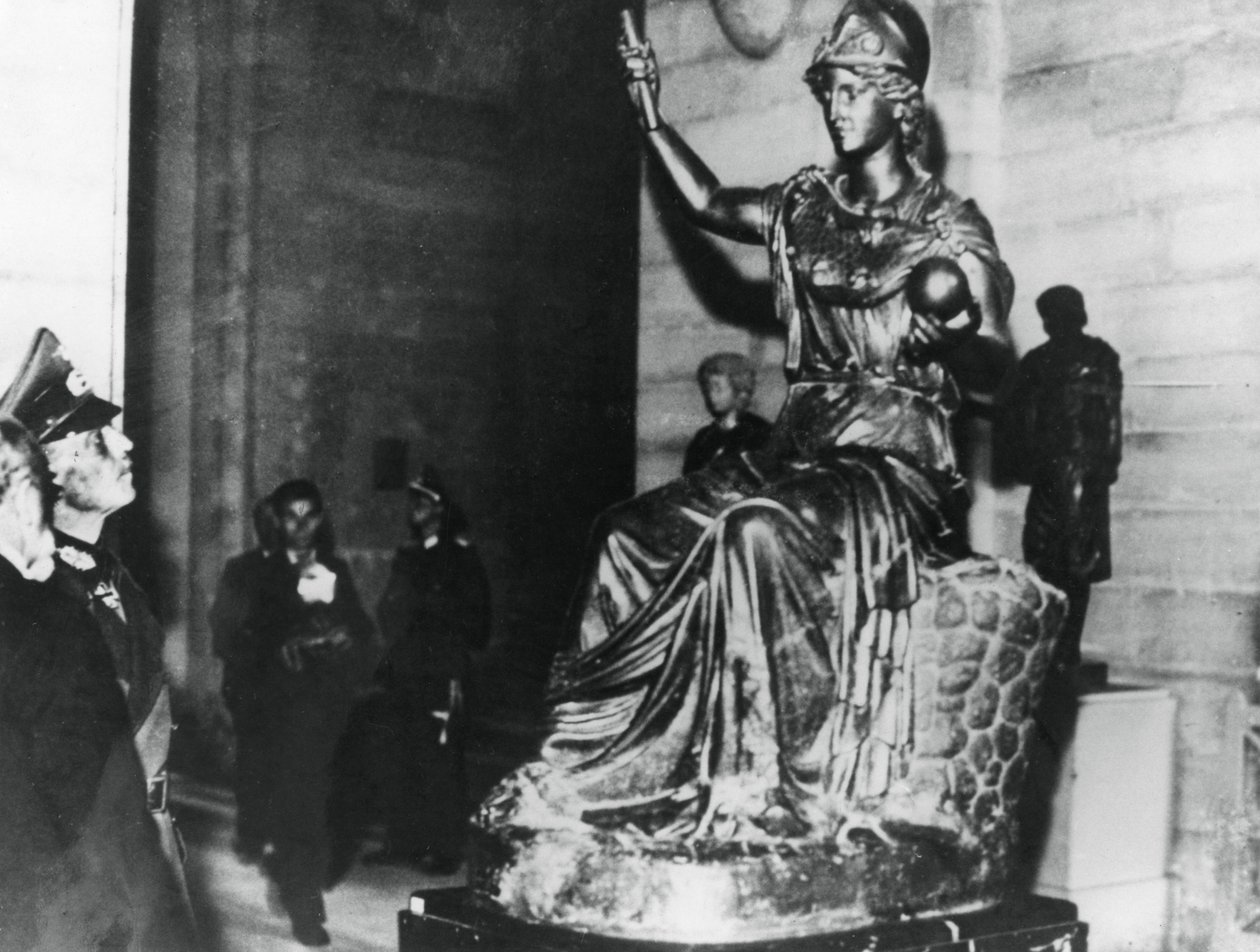 Saksan kenttämarsalkka von Rundstedt vierailemassa Louvressa, miehitetty Pariisi, lokakuu 1940 tekijältä Unbekannt