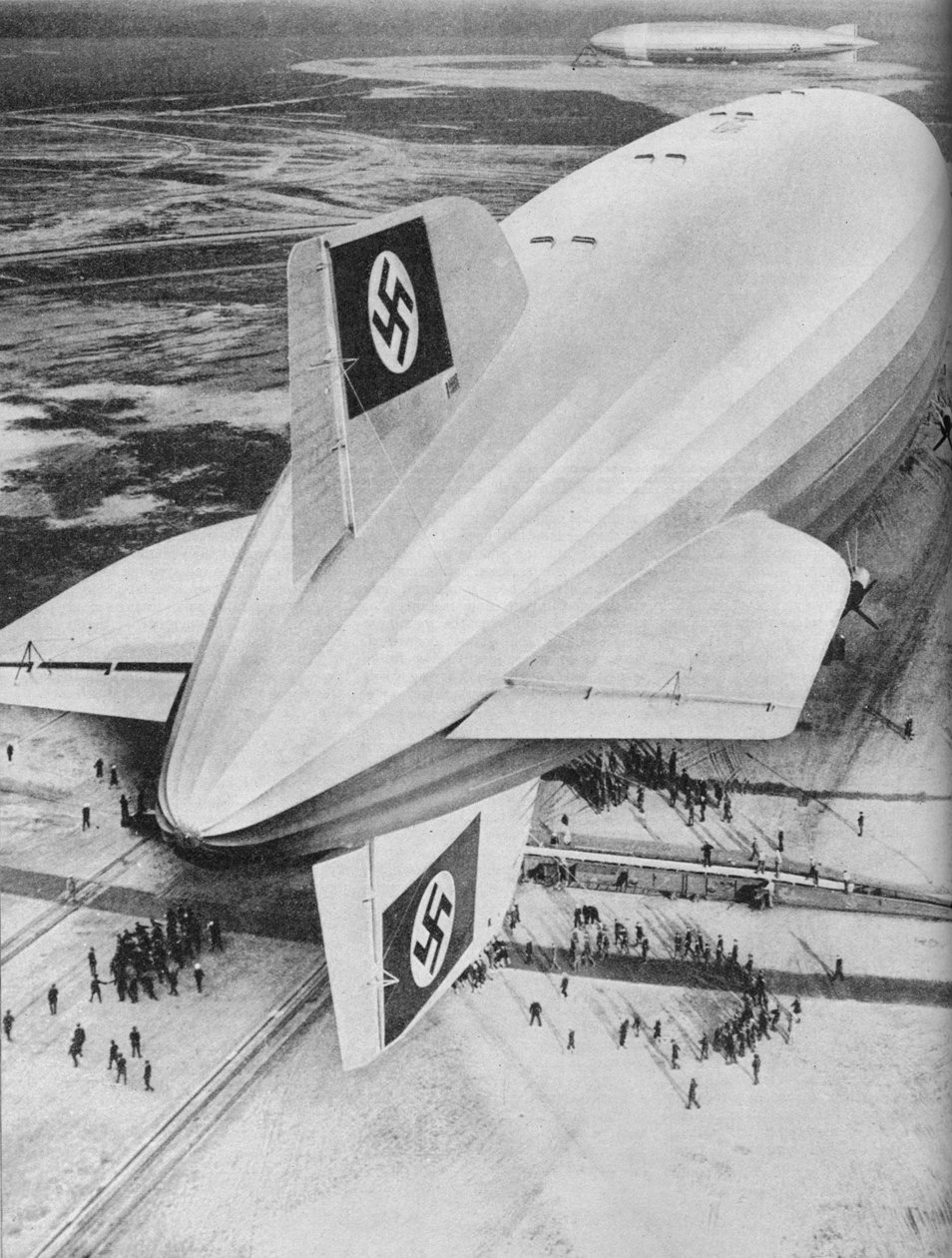 Saksalainen Zeppelin-ilmalaiva Hindenburg ankkurissa Lakehurstissa, New Jerseyssä, c1936 c1937 tekijältä Unbekannt