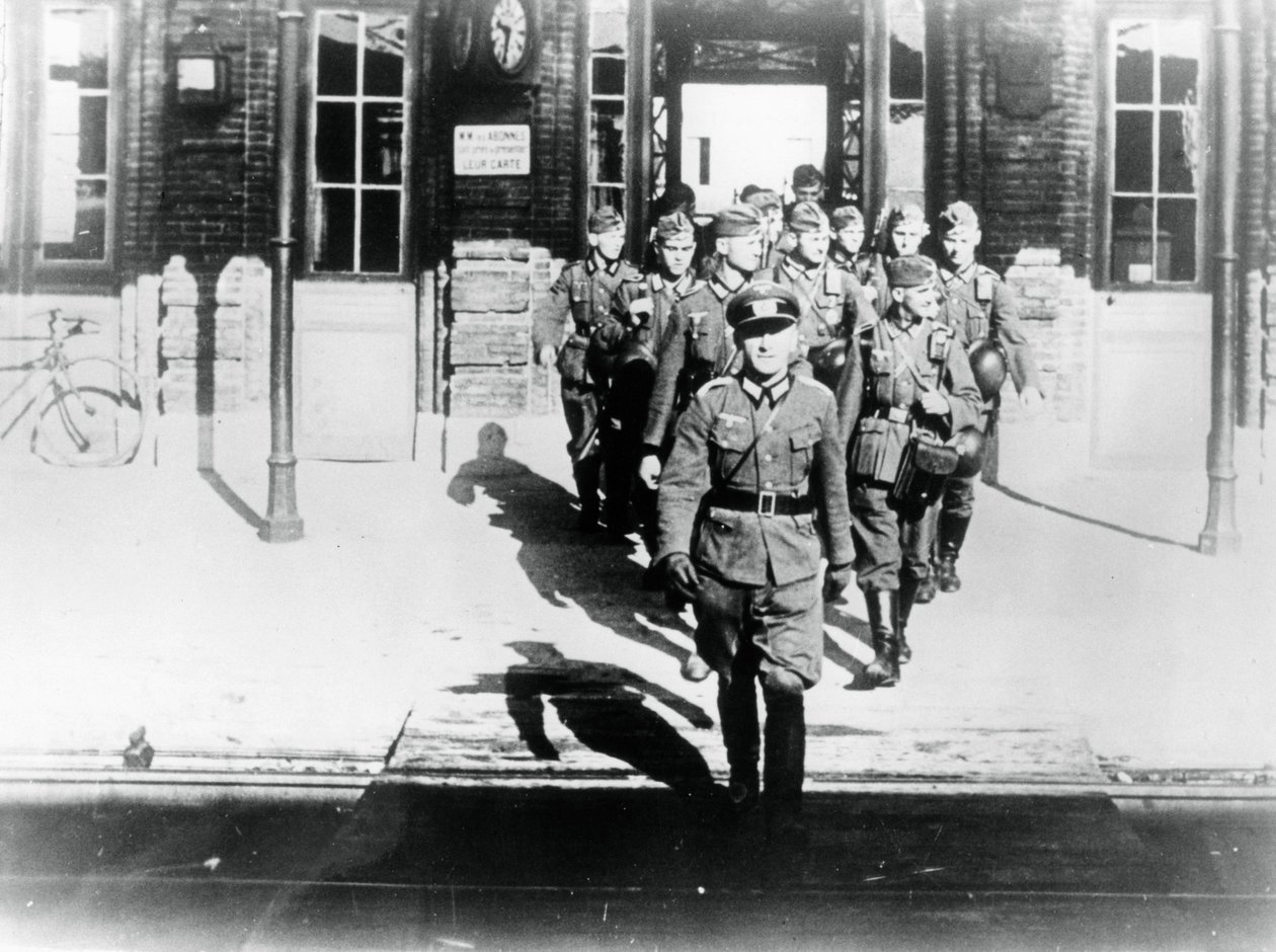 Saksan armeijan upseeri johti komppaniaansa rautatieaseman laiturille, Pariisi, elokuu 1940 tekijältä Unbekannt