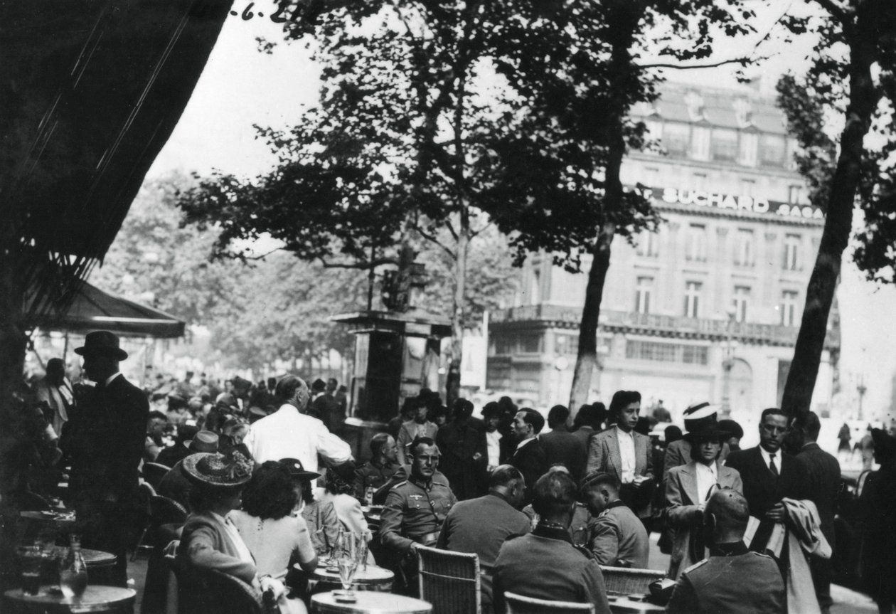 Saksan armeijan upseerit rentoutumassa Cafe de la Paixin ulkopuolella Pariisissa, kesäkuu 1940 tekijältä Unbekannt