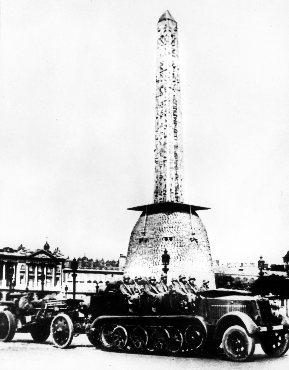 Saksalainen tykistö ajamassa Place de la Concorden läpi Pariisissa, 1940 tekijältä Unbekannt