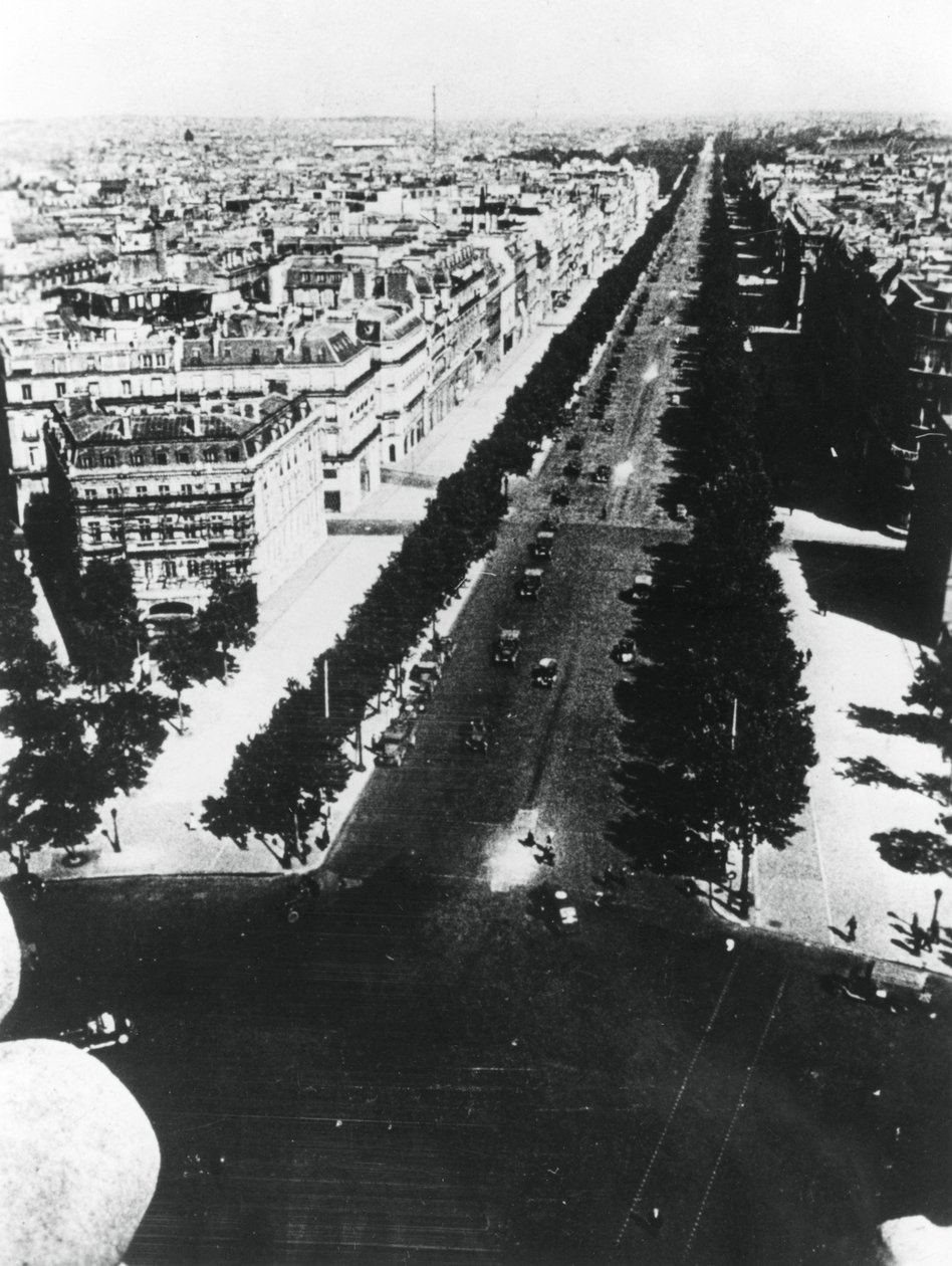 Saksalaiset joukot kulkueessa Champs Elysees -kadulla, Pariisissa, 14. kesäkuuta 1940 tekijältä Unbekannt