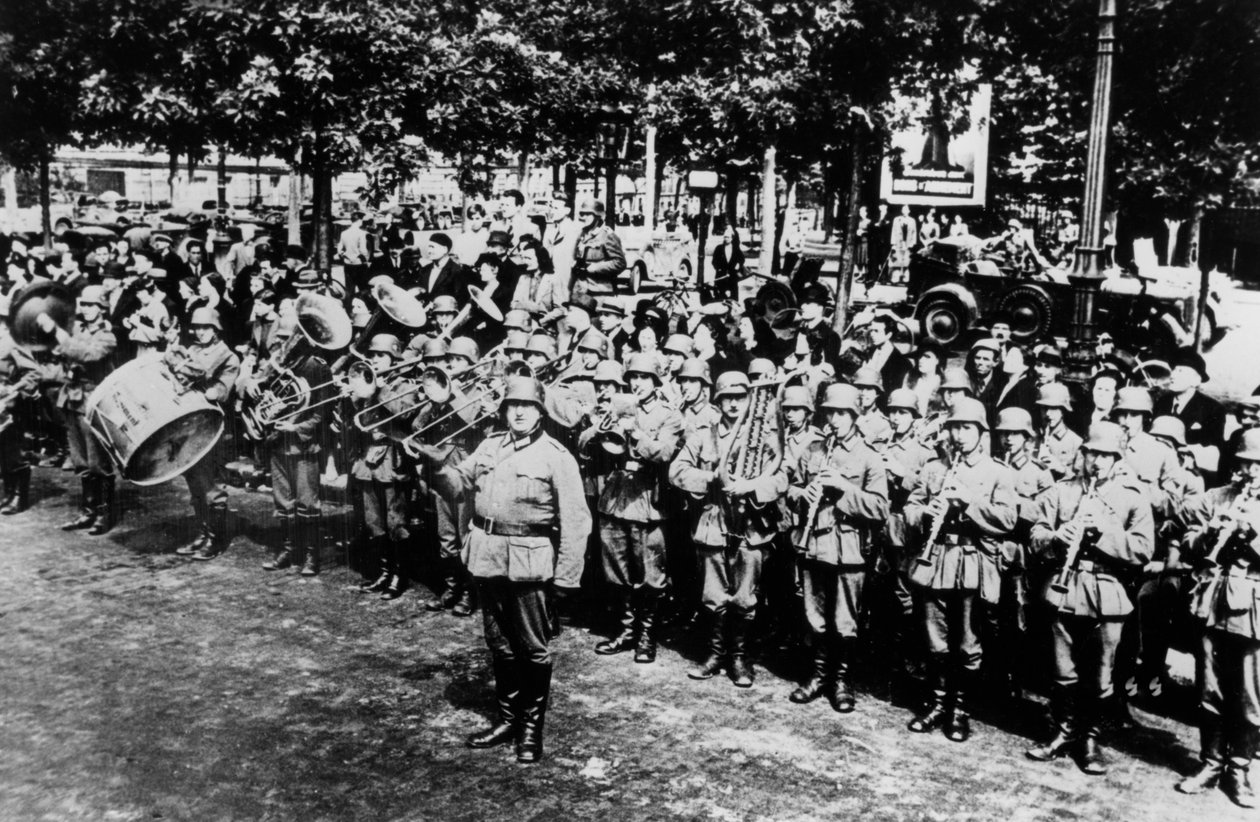 Saksalainen sotilassoittokunta paraatissa Place de lEtoile -aukiolla Pariisissa kesäkuussa 1940 tekijältä Unbekannt