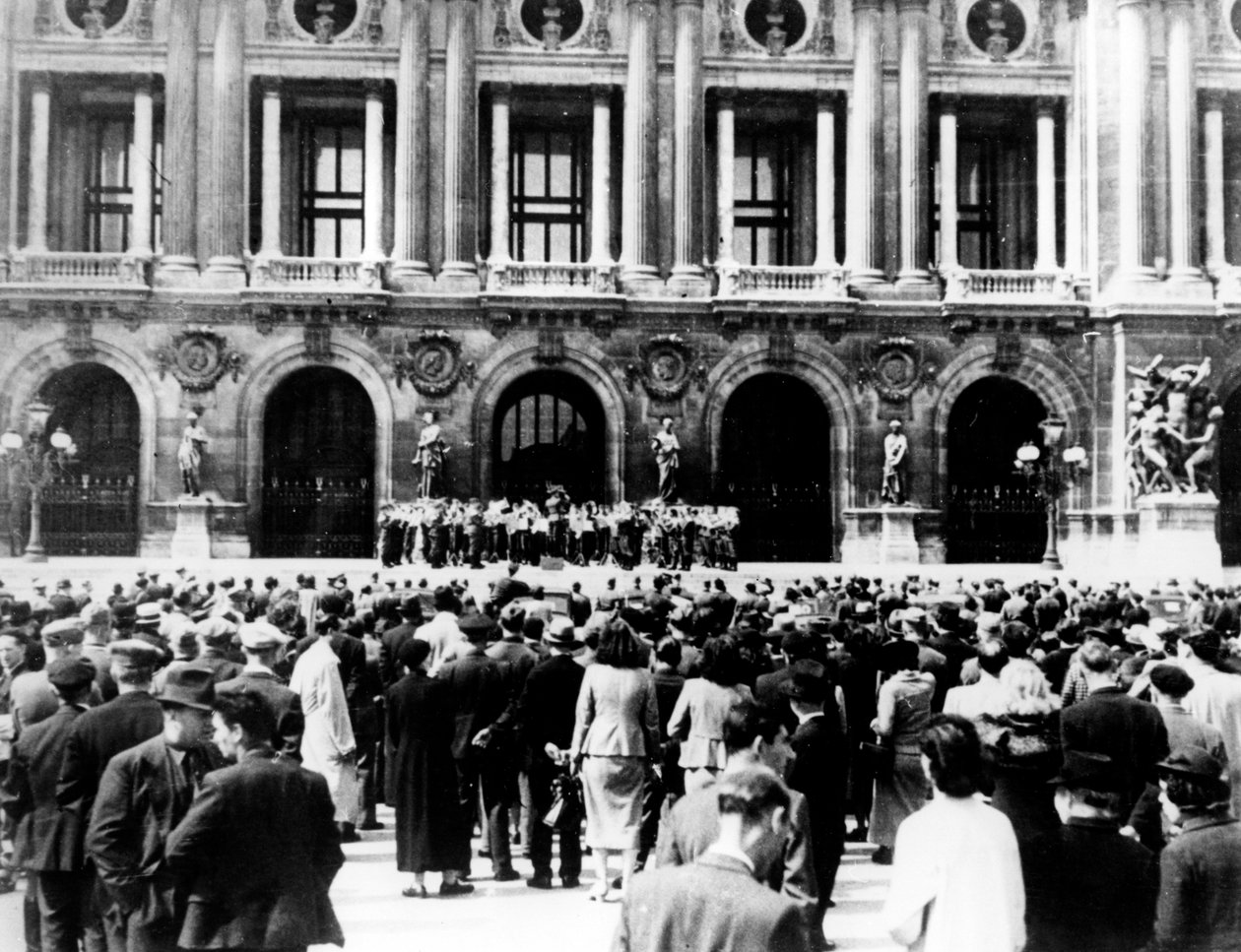 Saksalainen sotilassoittokunta konsertoimassa, miehitetty Pariisi, 1940-1944 tekijältä Unbekannt