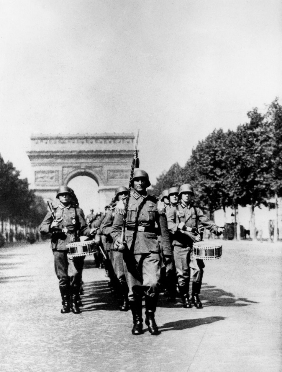 Saksan sotilasparaati Champs Elysees -kadulla miehityksen aikana, Pariisi, 1940-1944 tekijältä Unbekannt