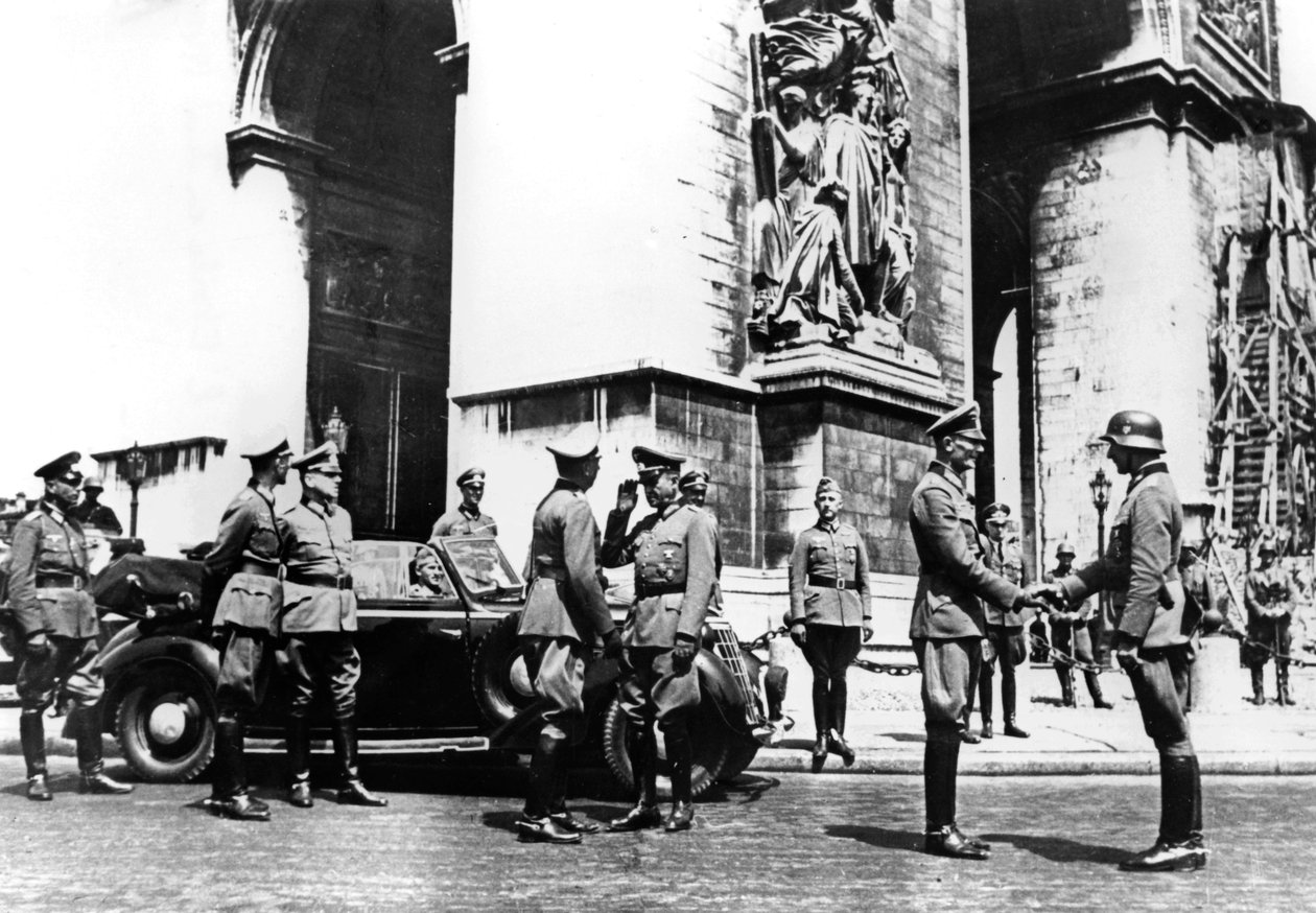 Saksalaiset upseerit Riemukaarella voittoparaatin aikana Pariisissa kesäkuussa 1940 tekijältä Unbekannt