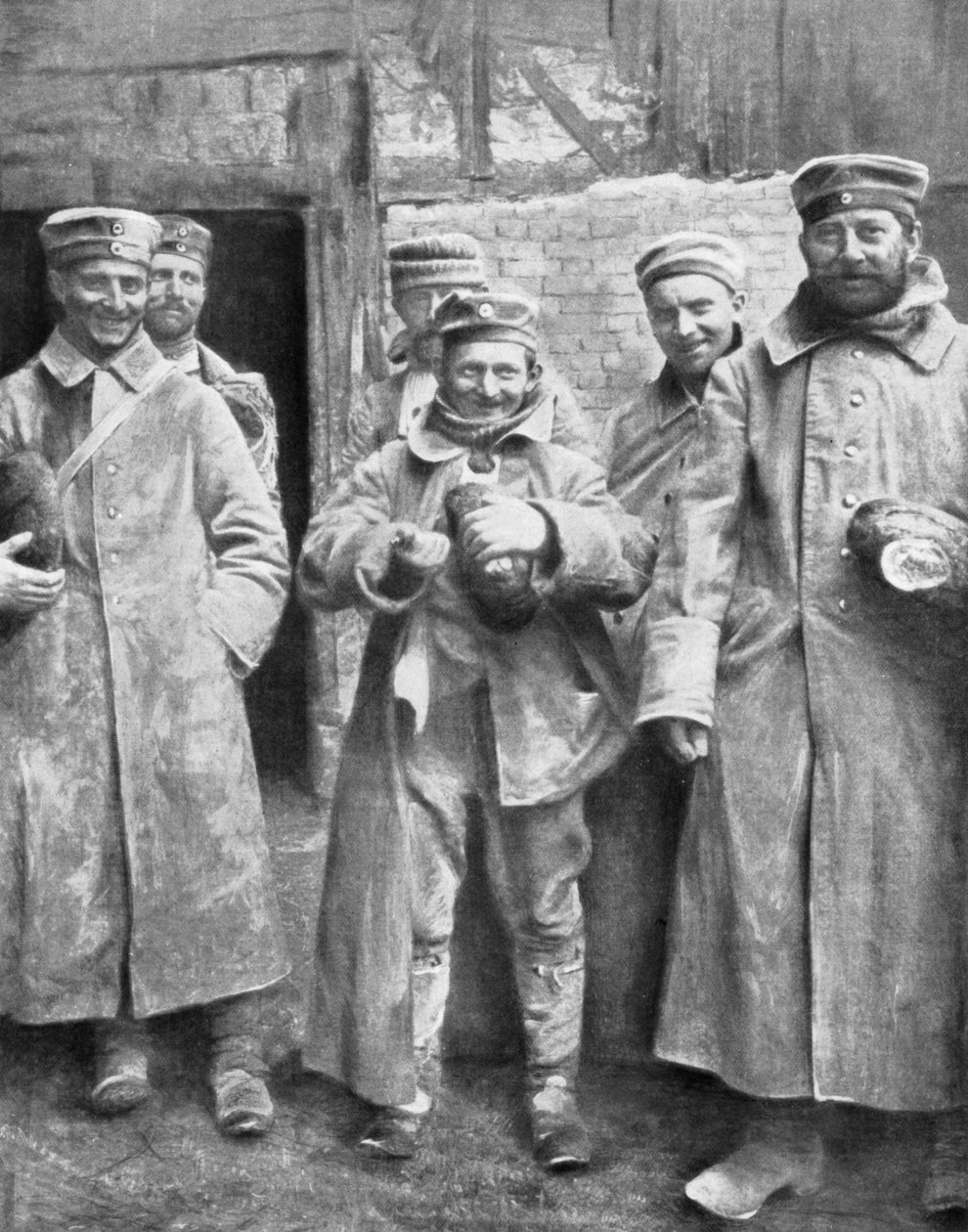 Saksalaiset sotavangit leipäannoksensa kanssa, 1915 tekijältä Unbekannt