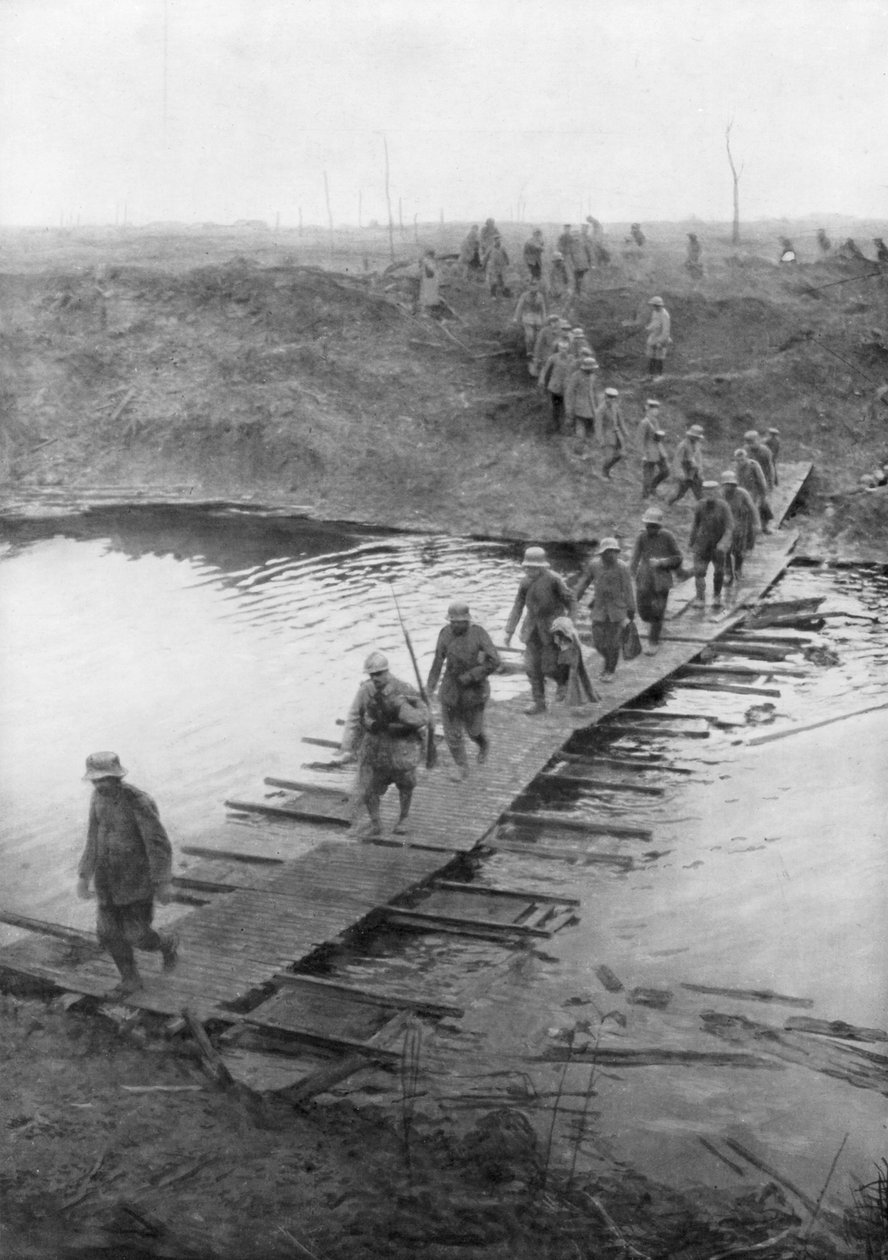 Saksalaisia vankeja pitkospuuradalla Yser-kanavalla, Belgiassa, 31. heinäkuuta 1917 tekijältä Unbekannt