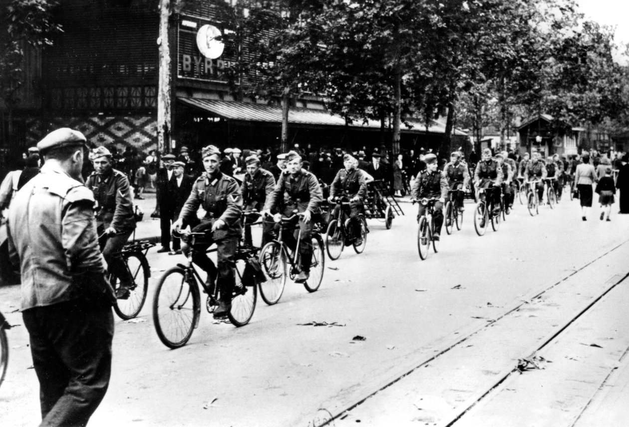 Saksalainen sotilas pyöräilemässä Pariisin kaduilla kesäkuussa 1940 tekijältä Unbekannt