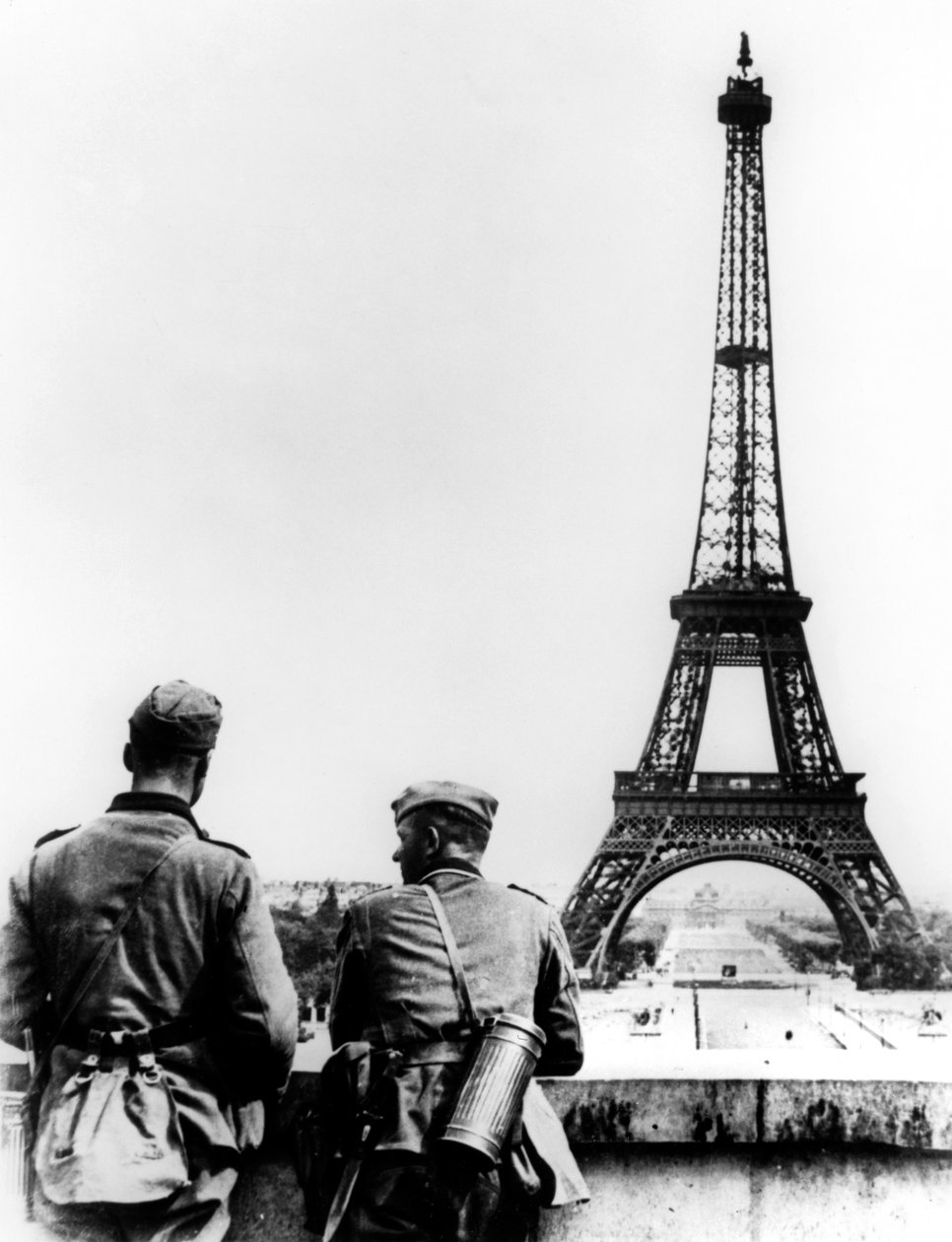 Saksalaiset sotilaat Eiffel-tornissa Pariisissa kesäkuussa 1940 tekijältä Unbekannt