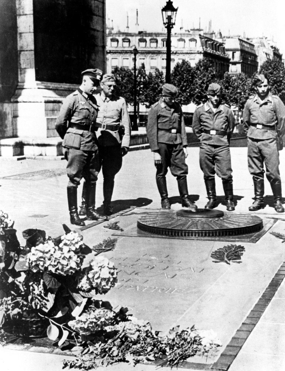 Saksalaiset sotilaat Tuntemattoman sotilaan haudalla Riemukaarella, Pariisissa, joulukuu 1940 tekijältä Unbekannt