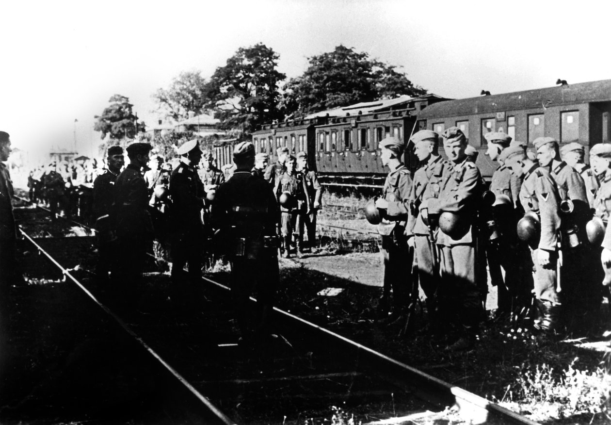 Saksalaiset sotilaat odottavat kuljetusta rautatieasemalla Pariisin esikaupunkialueella, elokuussa 1940 tekijältä Unbekannt