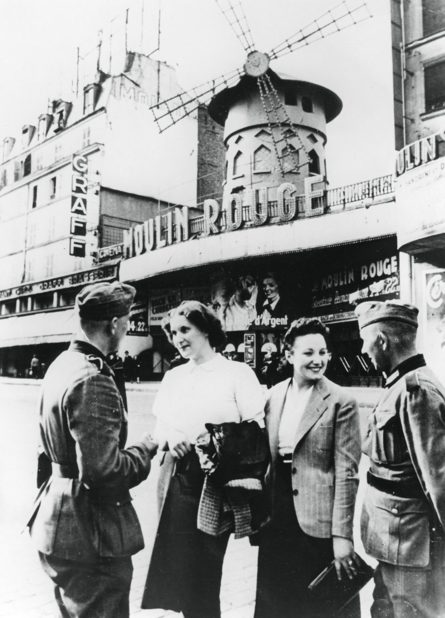 Saksalaiset sotilaat keskustelemassa ranskalaisnaisten kanssa Moulin Rougen ulkopuolella, miehitetty Pariisi, kesäkuu 1940 tekijältä Unbekannt