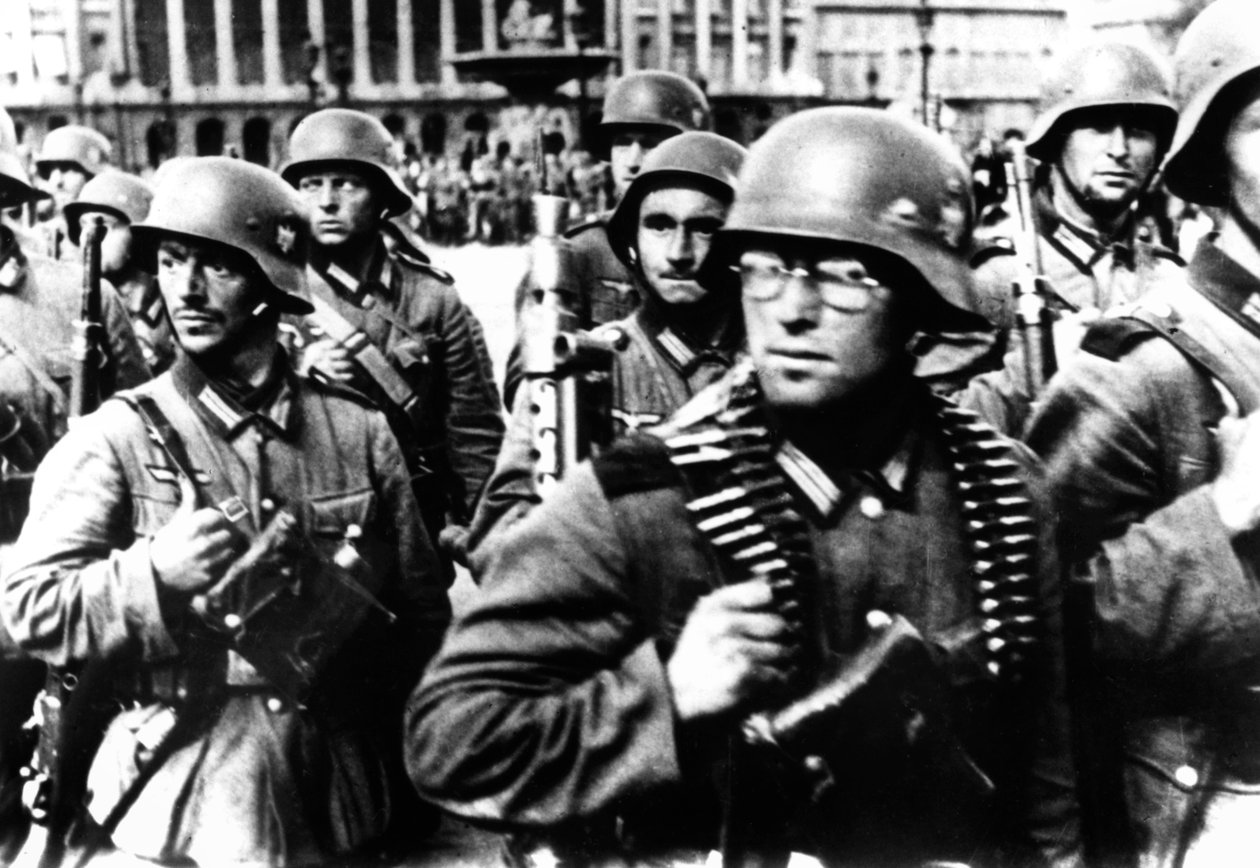 Saksalaiset sotilaat marssivat Pariisissa 14. kesäkuuta 1940 tekijältä Unbekannt