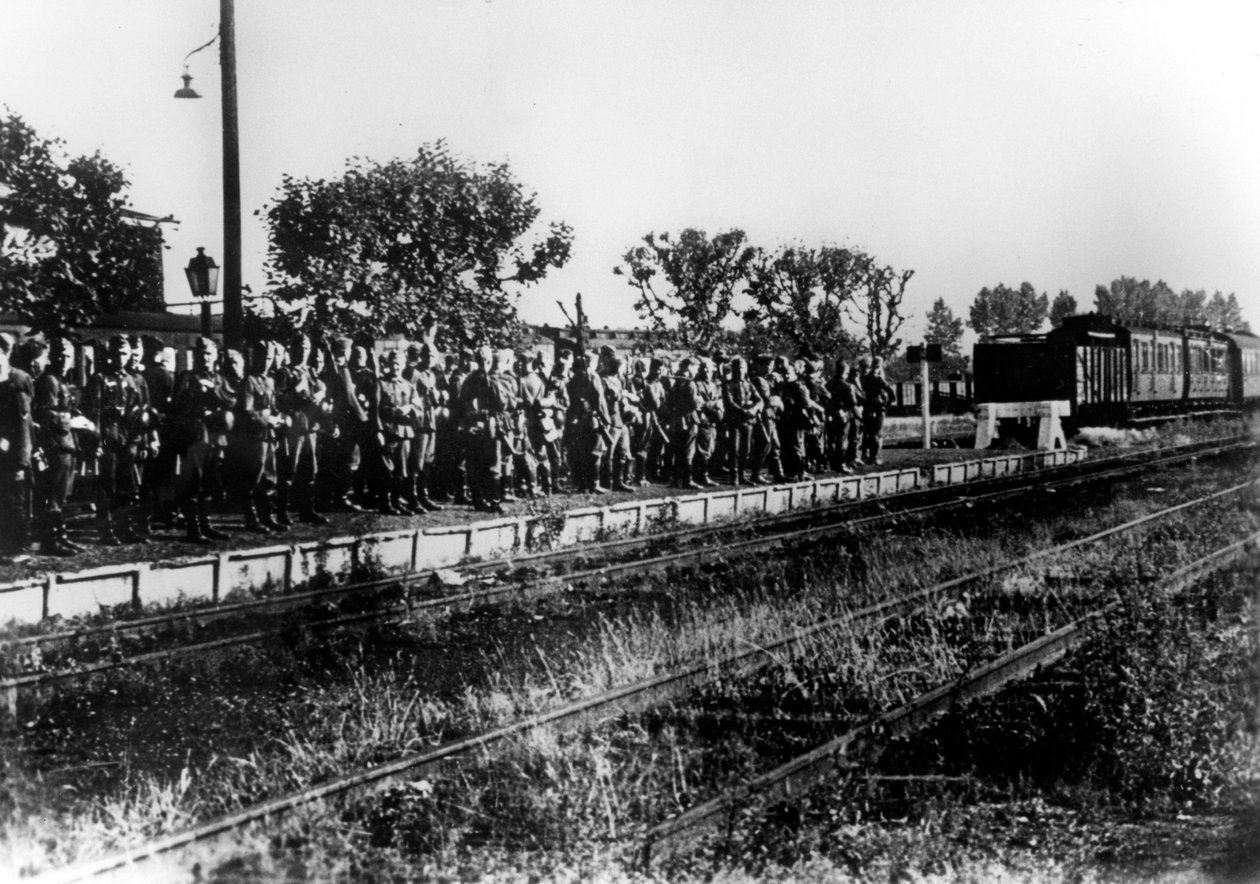 Saksalaiset sotilaat rautatien laiturilla odottamassa kuljetusta, Ranska, elokuu 1940 tekijältä Unbekannt