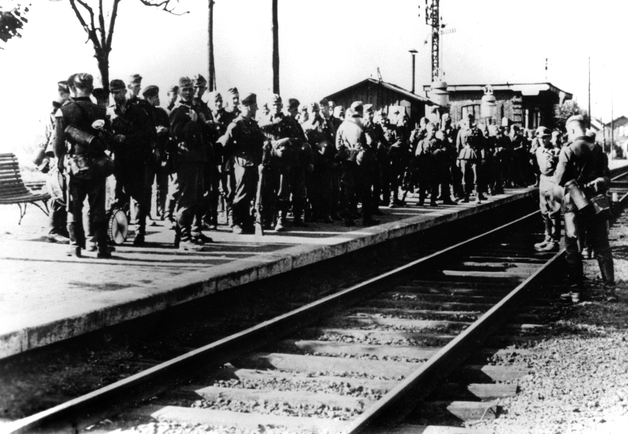 Saksalaiset sotilaat rautatien laiturilla odottamassa kuljetusta, Pariisi, elokuu 1940 tekijältä Unbekannt