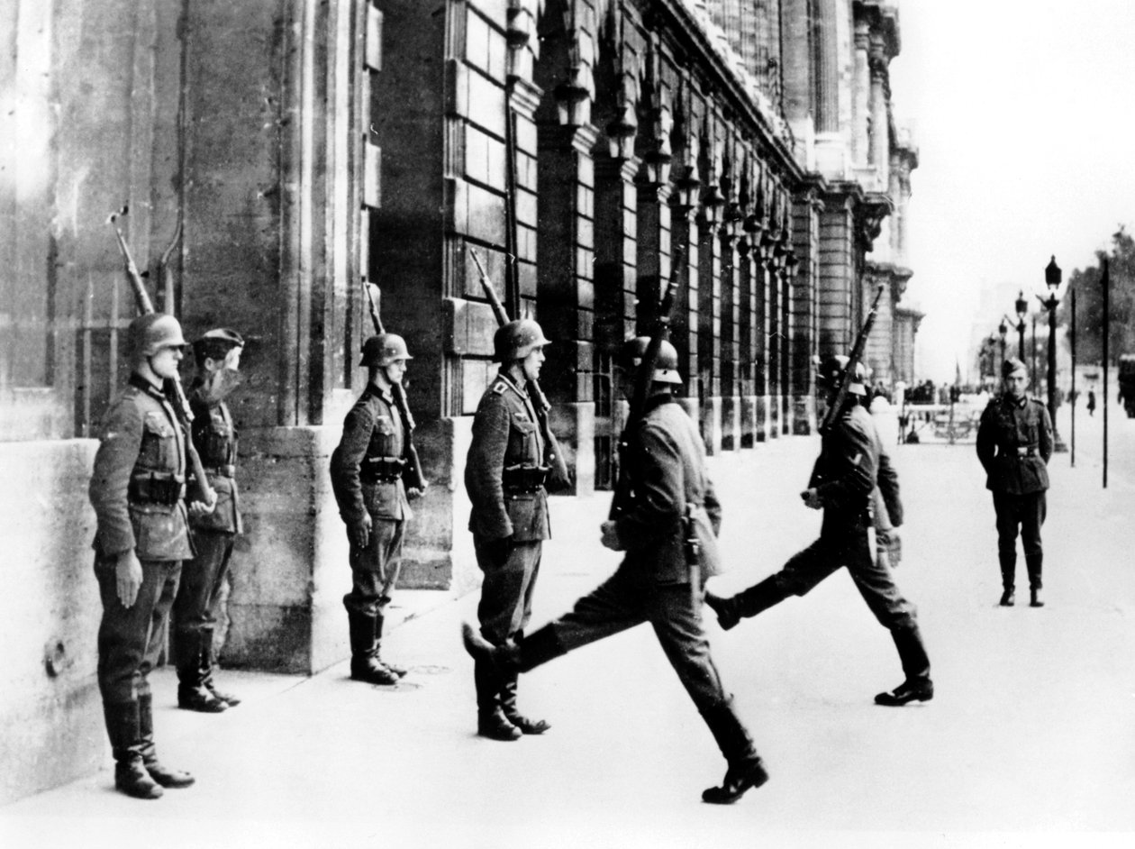 Saksalaiset sotilaat vartiotehtävissä Hotel Crillonin ulkopuolella, Pariisissa, 7. lokakuuta 1940 tekijältä Unbekannt