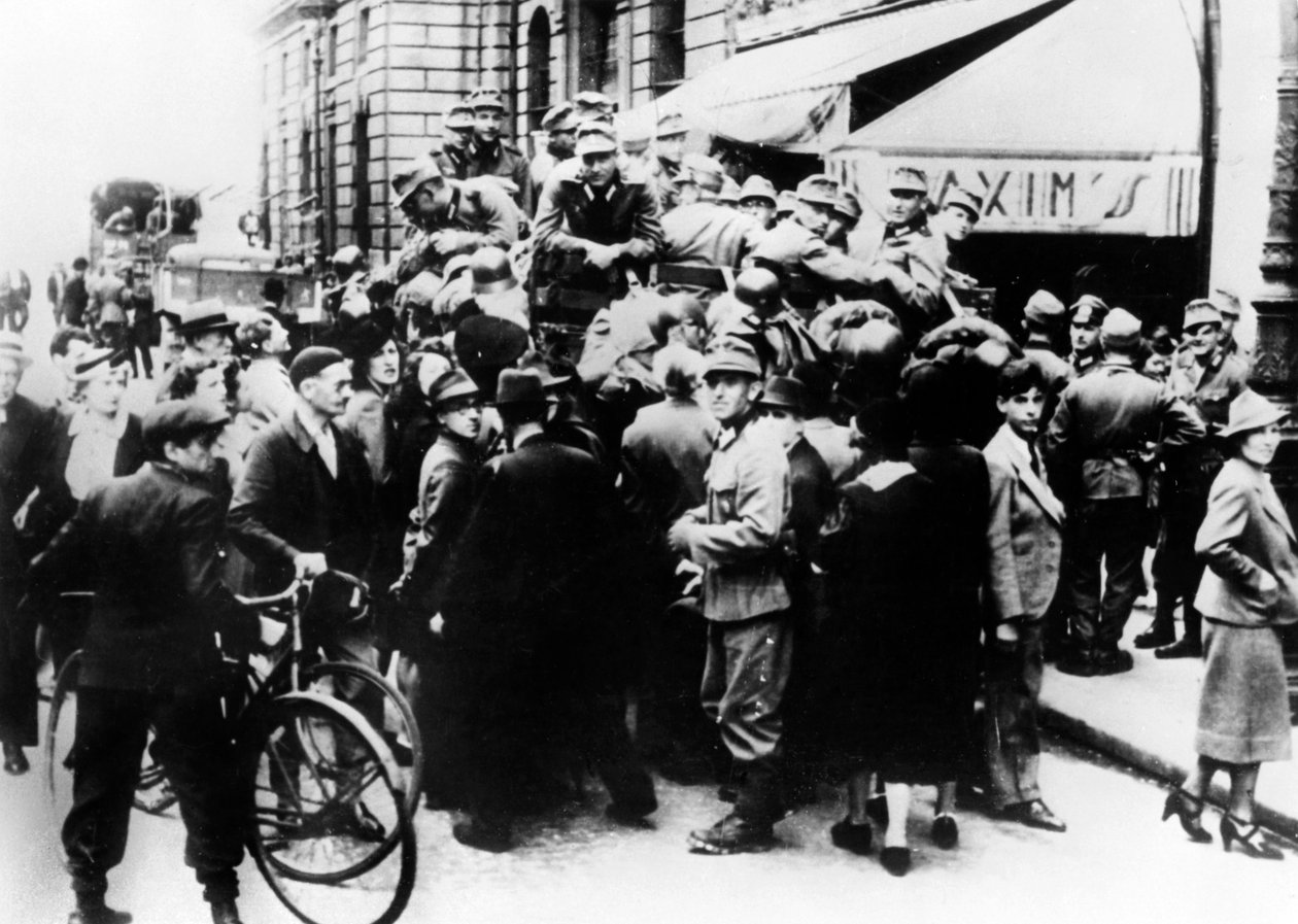 Saksalaiset sotilaat Maxims-ravintolan ulkopuolella, Pariisi, heinäkuu 1940 tekijältä Unbekannt