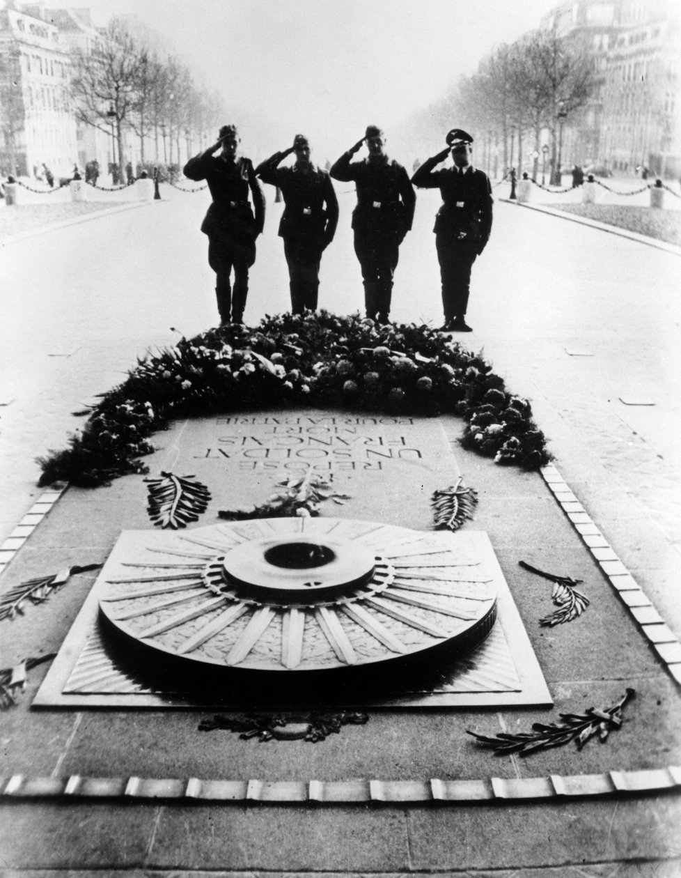 Saksalaiset sotilaat tervehtivät Tuntemattoman sotilaan hautaa, Pariisi, joulukuu 1940 tekijältä Unbekannt