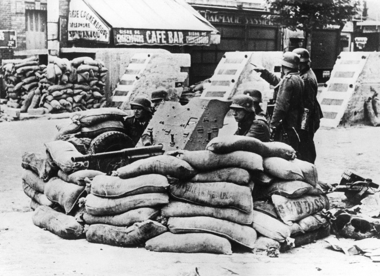 Saksalaiset sotilaat vangittujen ranskalaisten barrikadien kanssa lähellä Pariisia, kesäkuu 1940 tekijältä Unbekannt