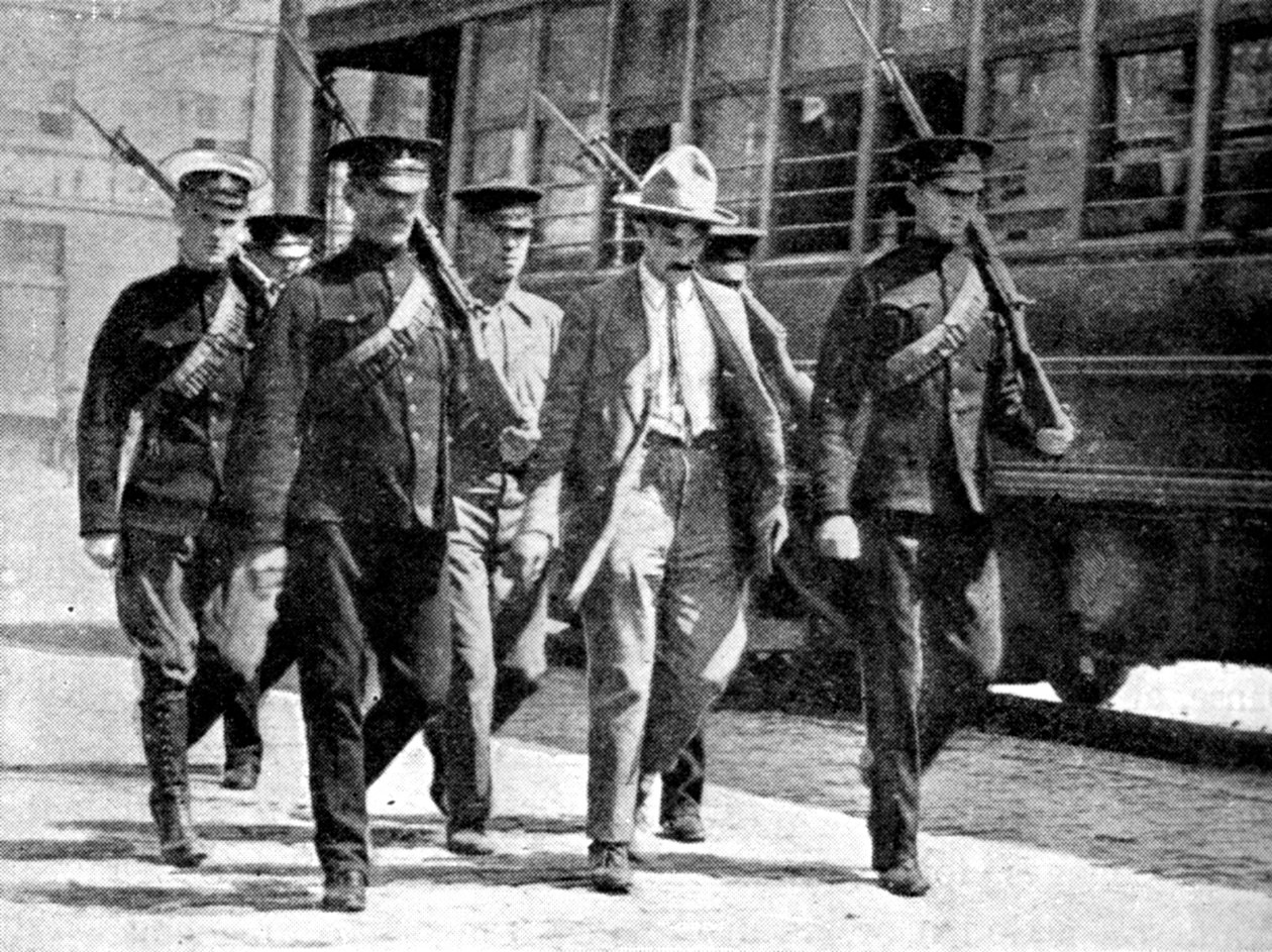 Kanadan viranomaisten saattama saksalainen vakooja sotilasvankilaan, ensimmäinen maailmansota, 1914 tekijältä Unbekannt