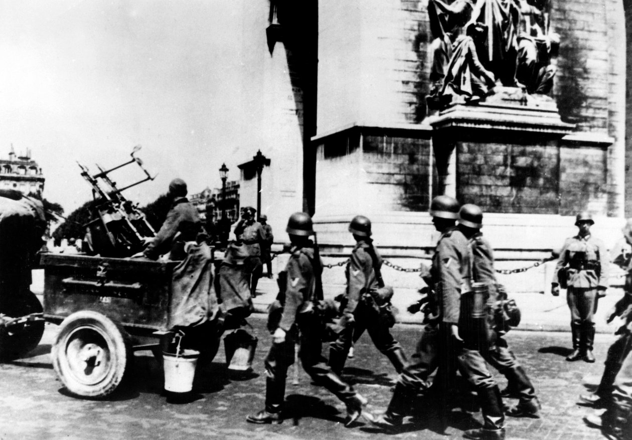 Saksalaiset joukot marssivat Riemukaaren ohi Pariisissa kesäkuussa 1940 tekijältä Unbekannt