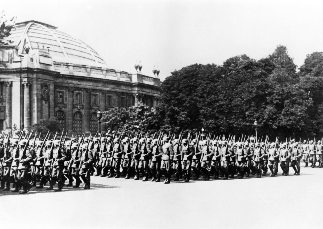 Saksalaiset joukot kulkueessa Pariisin saksalaisen komentajan edessä 8. heinäkuuta 1941 tekijältä Unbekannt