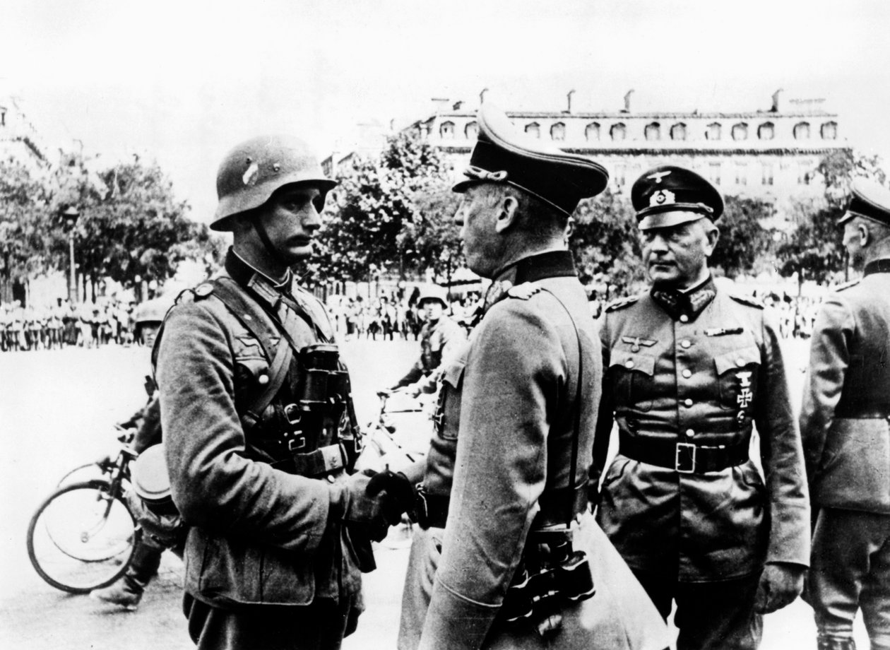 Saksan voittoparaati Pariisin valloituksen jälkeen kesäkuussa 1940 tekijältä Unbekannt