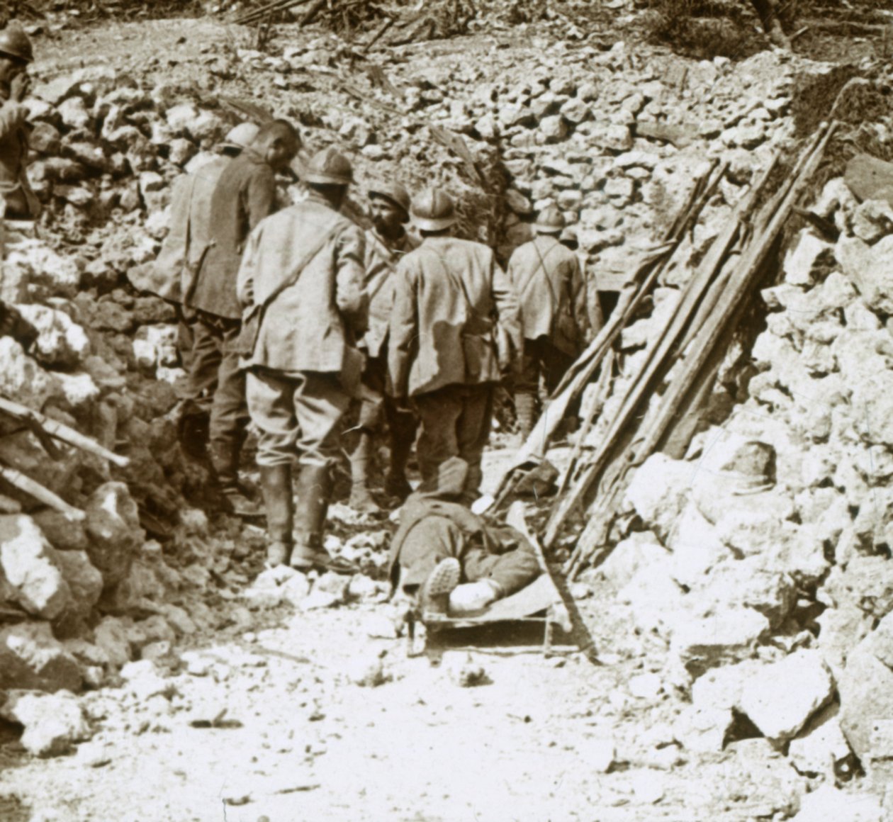 Saksalainen haavoittunut, Thiaumont, Verdun, Pohjois-Ranska, c1914-c1918 tekijältä Unbekannt