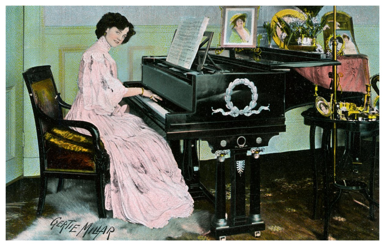 Gertie Millar, brittiläinen näyttelijä ja laulaja, soittaa pianoa, c1890-1909 tekijältä Unbekannt