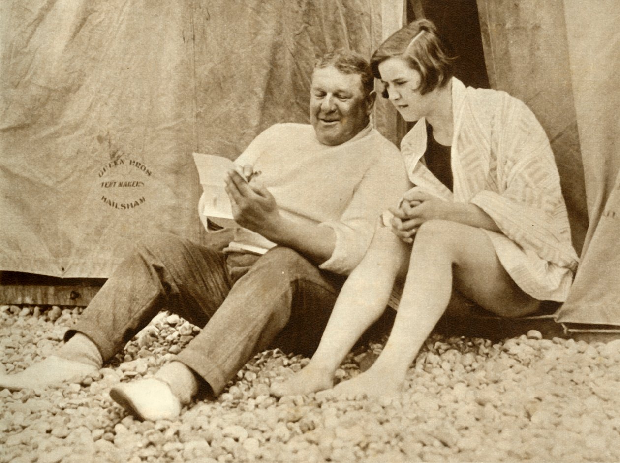 Gertrude Ederle saa neuvoja valmentajaltaan Jabez Wolffilta, 1926, 1935. tekijältä Unbekannt