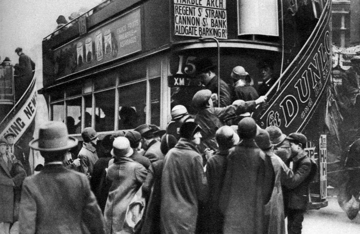 Nousu bussiin Ludgate Hillissä Lontoossa, 1926-1927 tekijältä Unbekannt