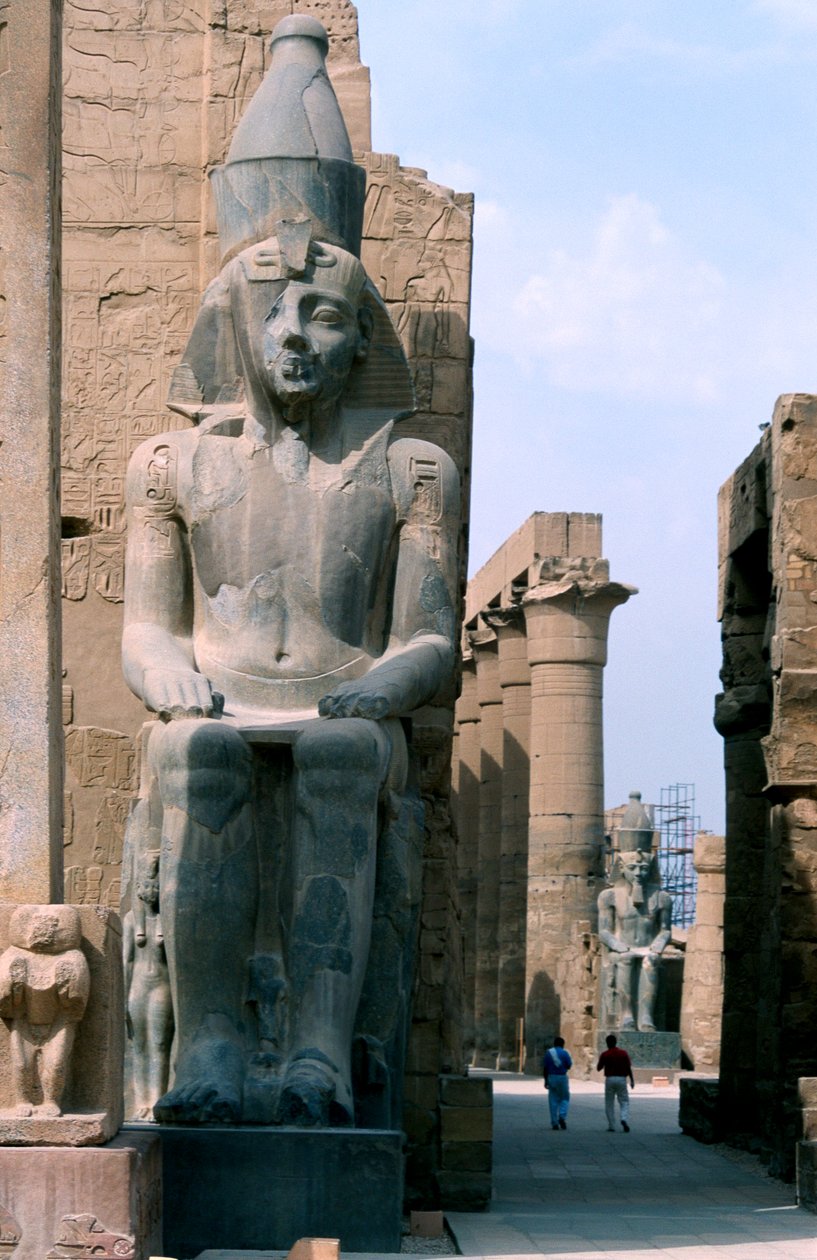 Rameses II:n, 19. dynastian kolmannen kuninkaan jättiläinen patsas, Luxor, Egypti, n. 1279-c1213 eaa. tekijältä Unbekannt