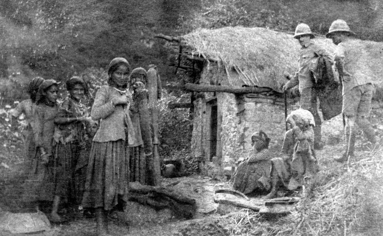 Tytöt ja brittiläiset sotilaat, Chakrata Hills, Intia, 1917 tekijältä Unbekannt