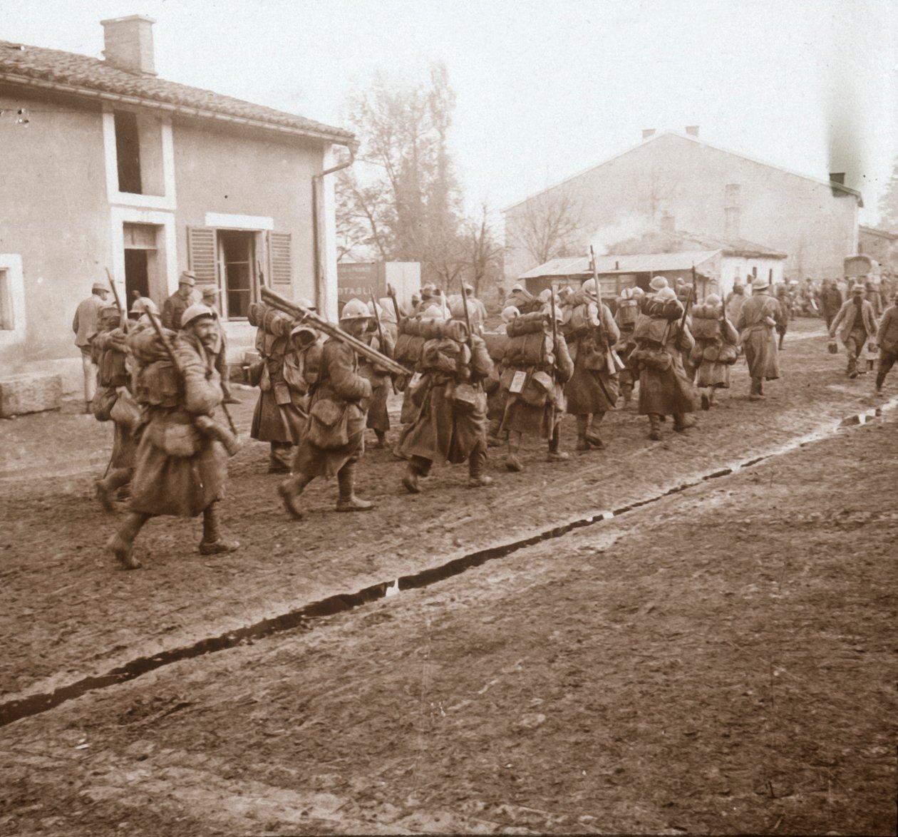 Nousemassa linjaa kohti Verdun, Pohjois-Ranska, c1914-c1918. tekijältä Unbekannt