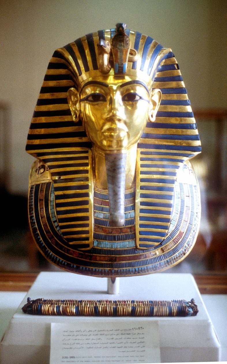 Egyptin kuninkaan Tutankhamonin kulta- ja lapis lazuli-hautanaamio 1300-luvun puolivälissä eKr. tekijältä Unbekannt