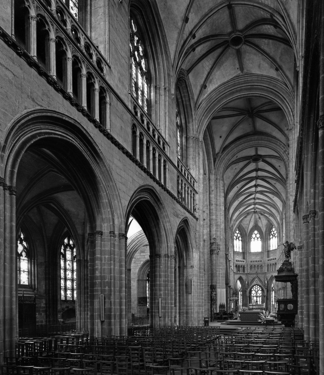 Goottilainen taide: näkymä laivan korkeudesta. 1200-1300-luku Cathedrale Saint Corentin (Saint Corentin), Quimper (Finistere) tekijältä Unbekannt