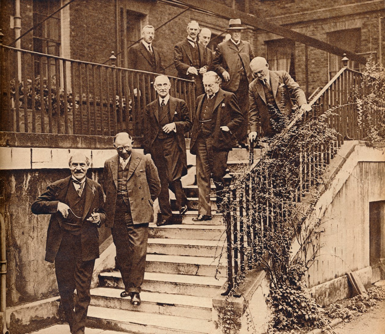 Hallitus kriisissä muodostamassa kansallisen kabinetin kuningas Yrjö V:n pyynnöstä, 1931, 1938 tekijältä Unbekannt