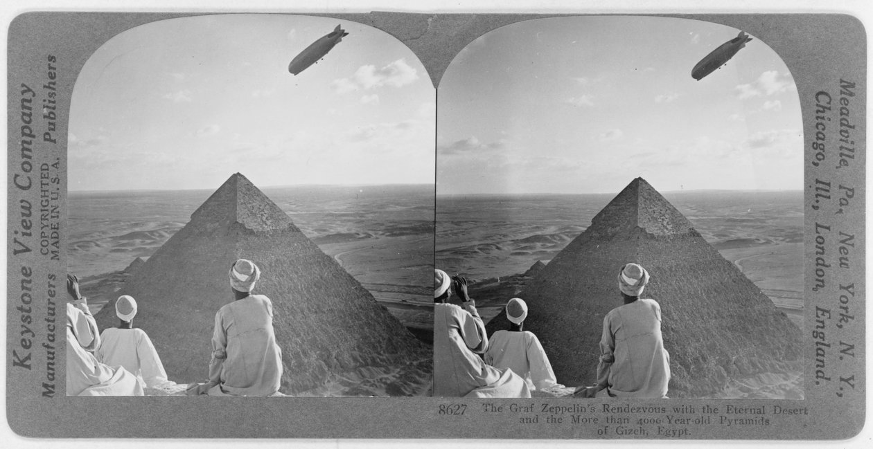 Graf Zeppelin Gizan pyramidien yläpuolella, n. 1930 (stereografi) tekijältä Unbekannt