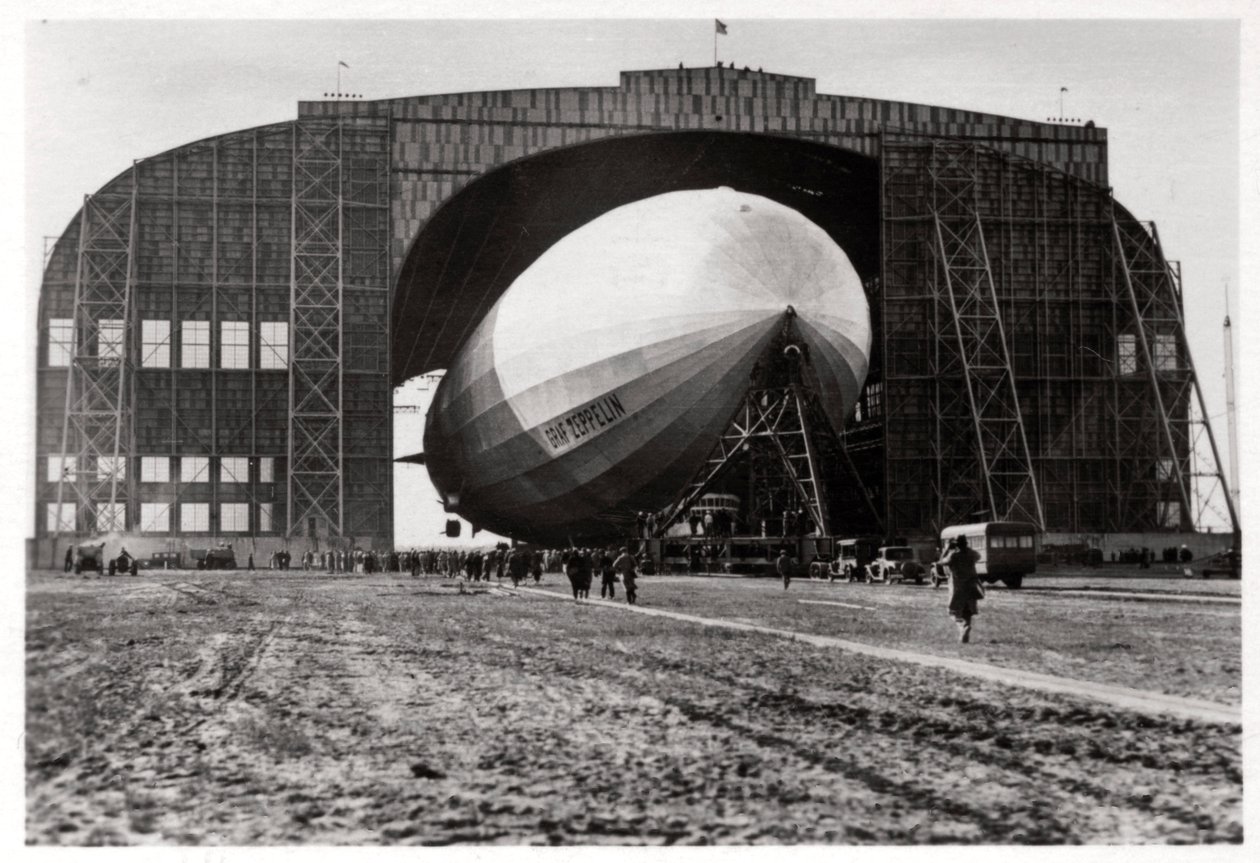 Graf Zeppelin kiinnitetty liikkuvaan ankkurimastoon, Lakehurst, New Jersey, USA, 1930, 1933 tekijältä Unbekannt
