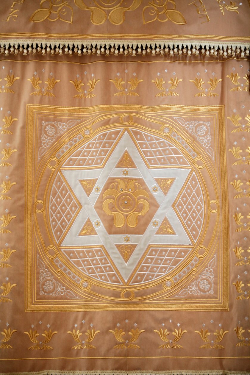Suuri kuorosynagoga. Synagogan pyhän arkin esirippu Daavidin tähdellä. Pietari Venäjä tekijältä Unbekannt