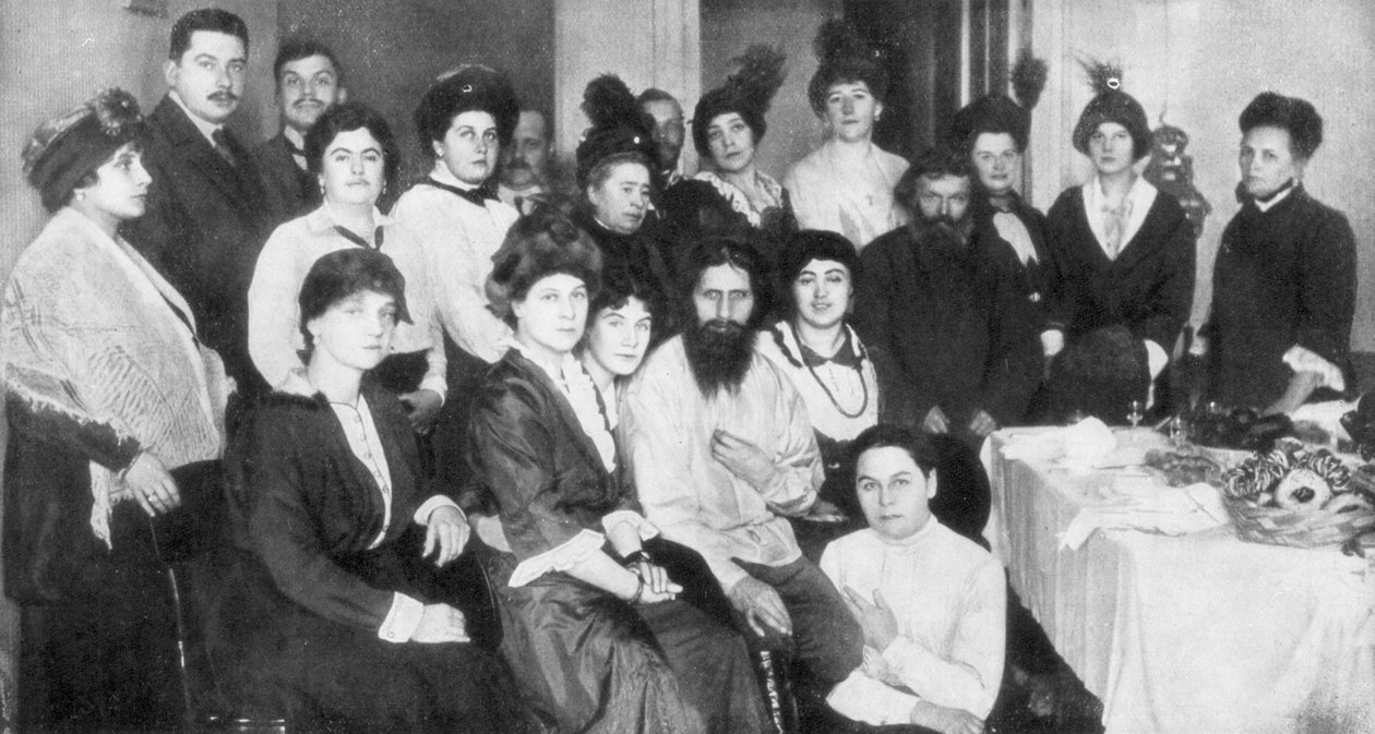 Grigori Rasputin ja ryhmä naisia, 1917 tekijältä Unbekannt
