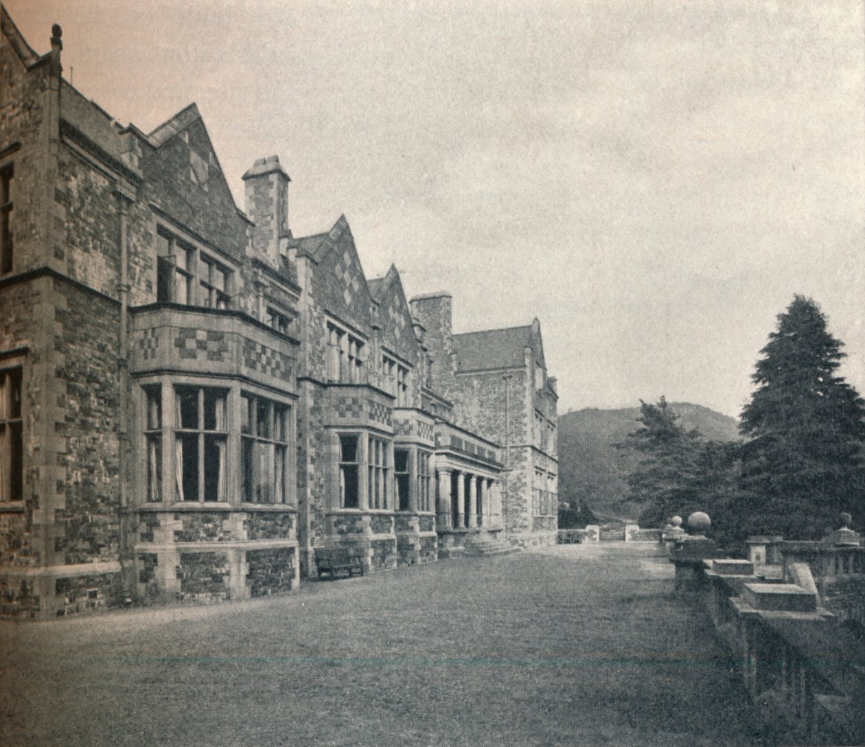 Grizedale Hall, Lancashire: Etelärintama ja terassi, vuodelta 1911. tekijältä Unbekannt