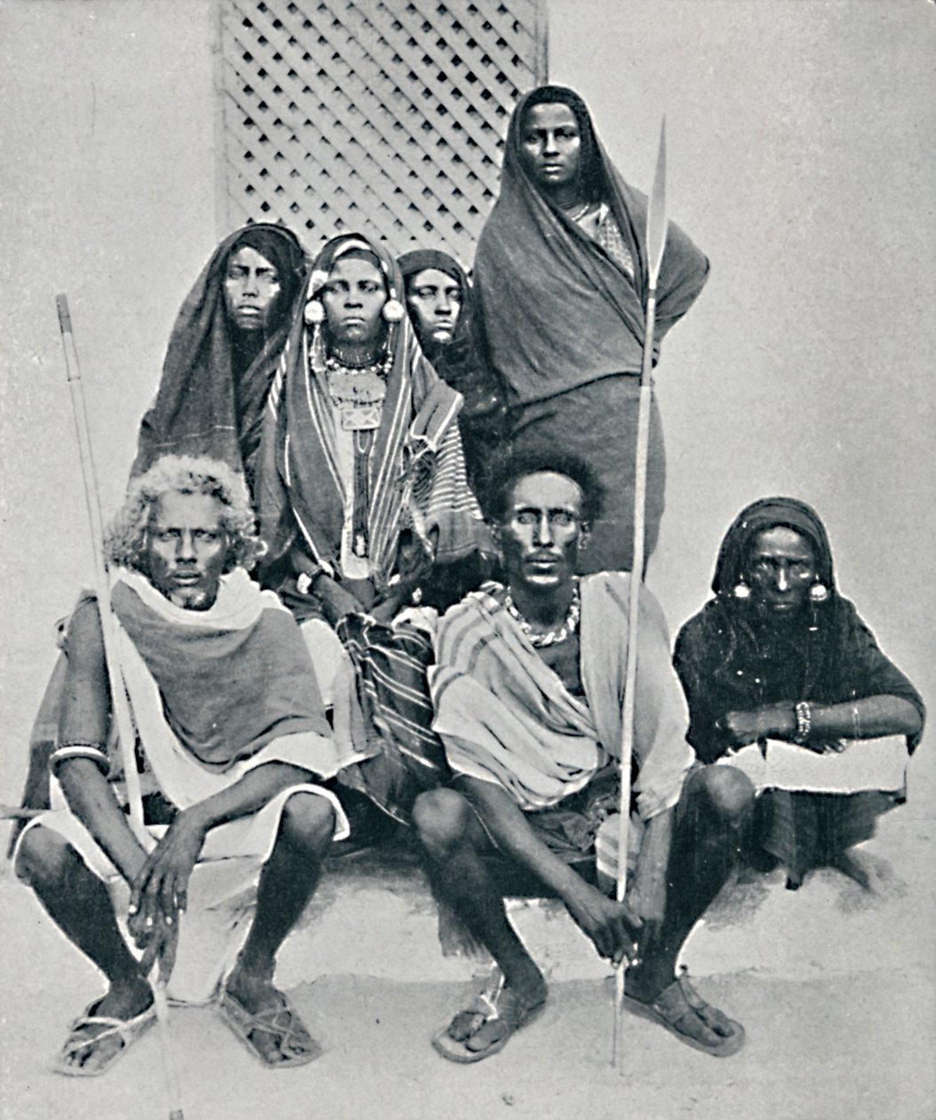 Ryhmä Danakil-miehiä ja naisia Italian satamasta, Assab Bay, Eritrea, 1912 tekijältä Unbekannt