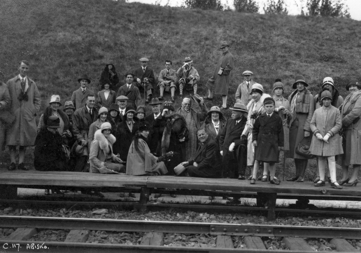 Turistiryhmä rautatien laiturilla, Abisko, Pohjois-Ruotsi, 1929 tekijältä Unbekannt