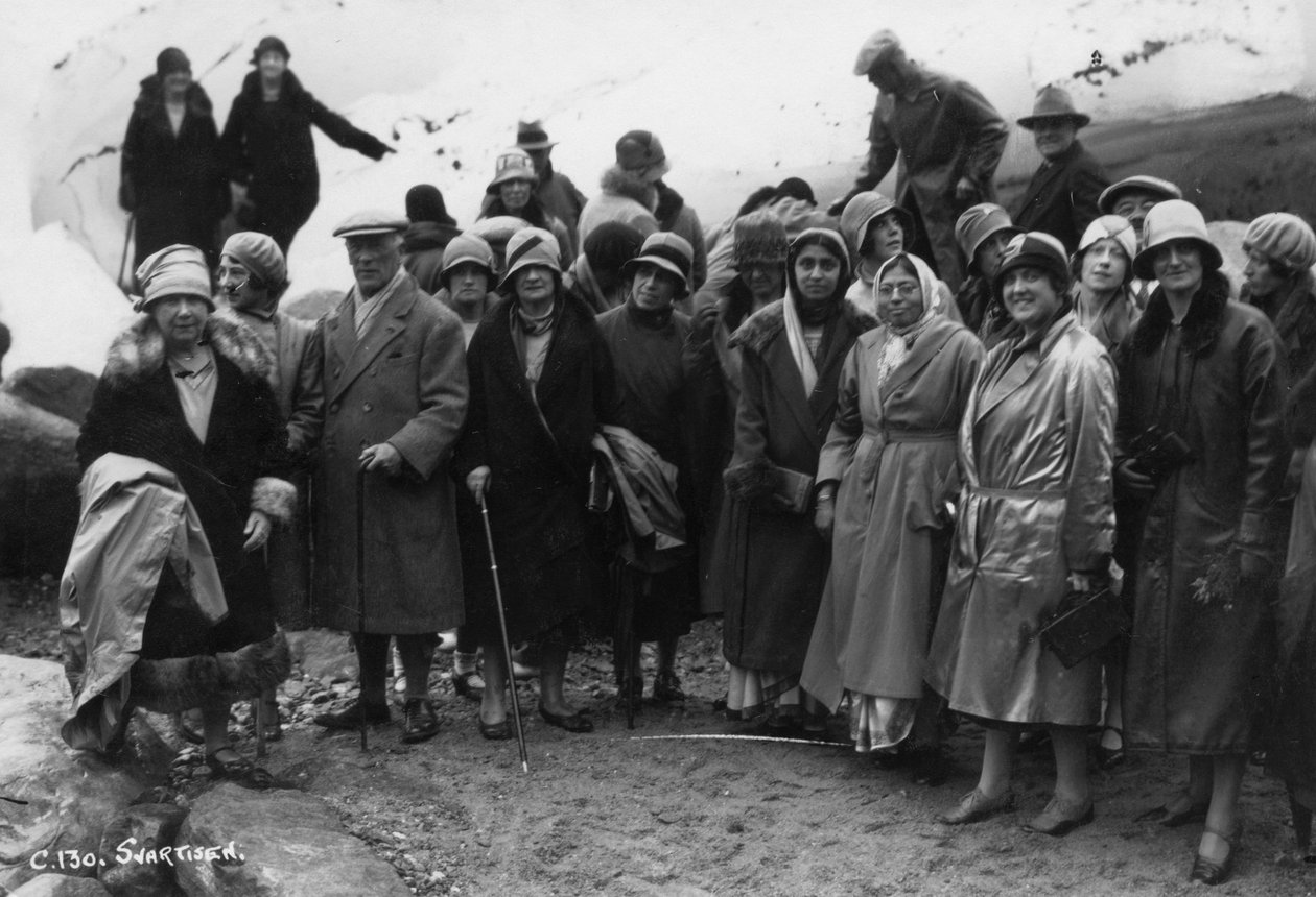 Turistiryhmä vierailee Svartisenissa, Pohjois-Norjassa, 1929 tekijältä Unbekannt