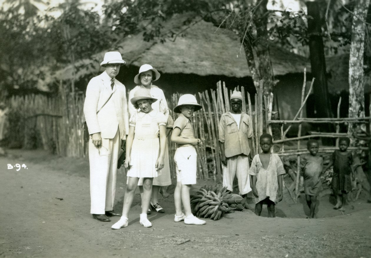 Ryhmämuotokuva eurooppalaisista ja paikallisista, Sierra Leone, 1900-luku tekijältä Unbekannt